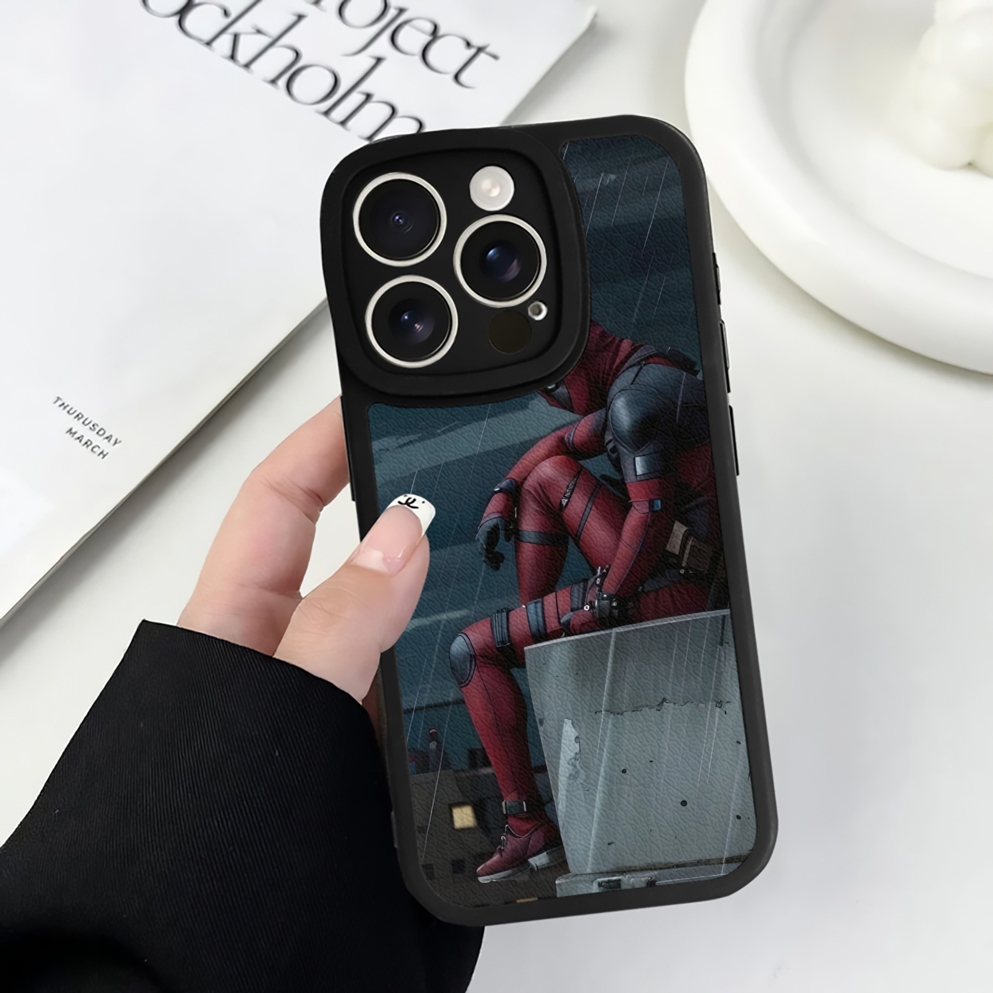 （画像用） Deadpool デッドプール 【iPhone 16シリーズ対応】シリコンスマホケース（レザー調） 材質：シリコン